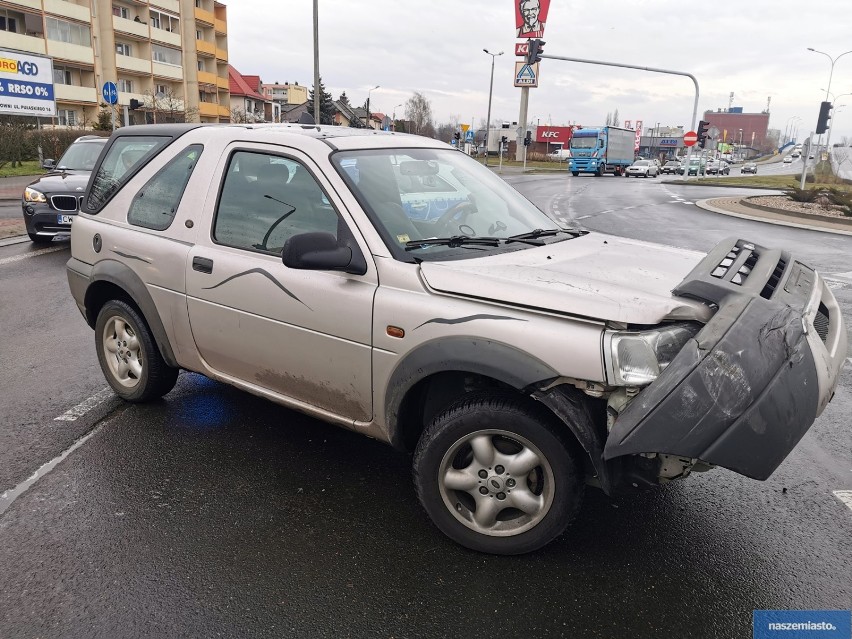 Wypadek na skrzyżowaniu ulic Kruszyńska - Planty we Włocławku. Mandaty dla kierowców próbujących ominąć zdarzenie [zdjęcia]