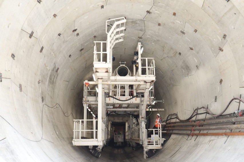 Pracę maszyny TBM (tunnel boring machine) zapewnia...