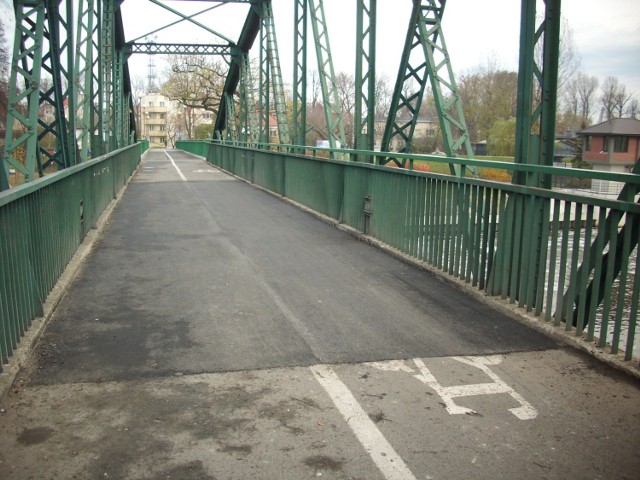 W ostatnich dniach wymieniono asfalt na najbardziej zniszczonej części mostu.