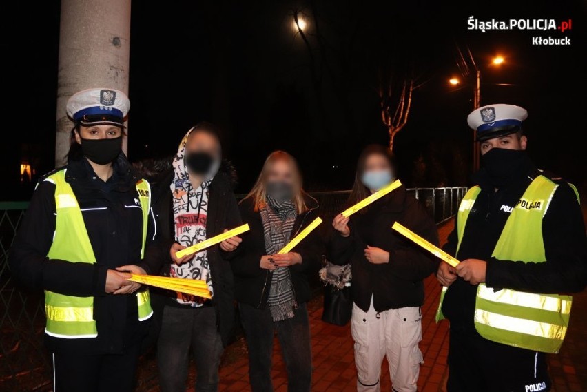 Kłobuccy policjanci rozdawali odblaski we Wręczycy Wielkiej w ramach akcji "Świeć przykładem"