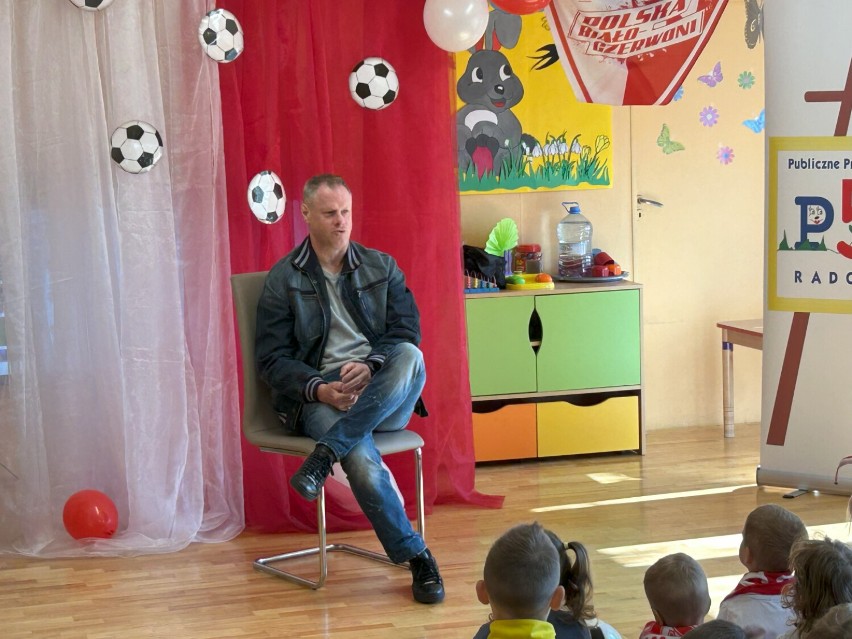 Jacek Krzynówek odwiedził dzieci z Publicznego Przedszkola nr 5 w Radomsku. ZDJĘCIA