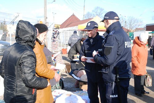 Na będzińskim targowisku kontroli jest coraz więcej. Policjanci ostrzegają kupujących przed kieszonkowcami