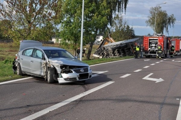 Wypadek w Borkach: samochód osobowy zderzył się z ciężarówką.