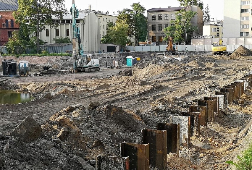 Kraków. Teren budowy po wyburzonym szpitalu kolejowym [ZDJĘCIA]