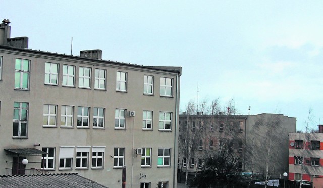 Termomodernizacja ma objąć Zespół Szkół w Zdunach (na pierwszym planie) oraz Urząd Miejski (na drugim planie)