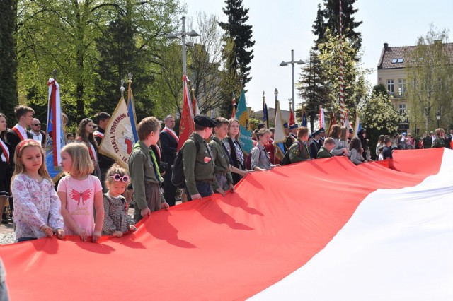 W rocznicę uchwalenia Konstytucji 3 Maja ulicami Starego Miasta w Oświęcimiu przeszedł pochód i odbył się patriotyczny wiec na placu Kościuszki
