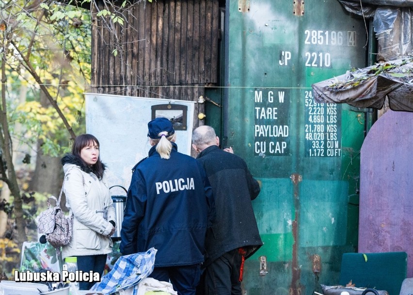 Policjanci i inne służby w czasie zimy sprawdzają pustostany...