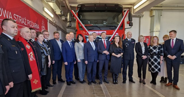 W uroczystości przekazania nowego samochodu dla chełmskich strażaków uczestniczyli zacni goście.