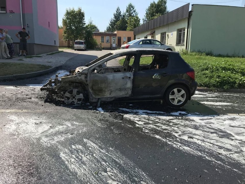 Pożar auta w Szamocinie. Właściciel ucierpiał podczas próby gaszenia ognia [ZDJĘCIA]