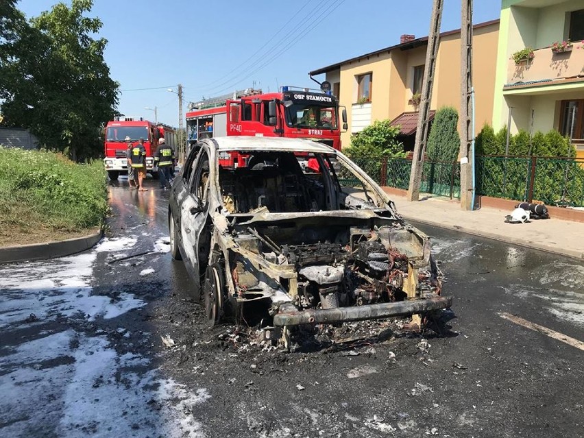 Pożar auta w Szamocinie. Właściciel ucierpiał podczas próby gaszenia ognia [ZDJĘCIA]