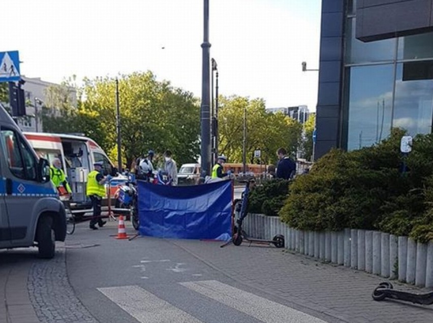 Akcja reanimacja na skrzyżowaniu marszałków w Łodzi. Skuteczna akcja ratowników na motocyklu