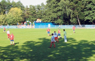 Piłkarze LKS Zapora Wapienica na boisko wchodzą tylko podczas meczów, trenować muszą na  wypożyczonych obiektach
