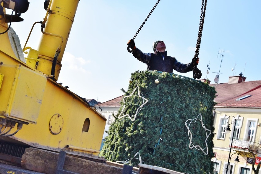 Choinka na Rynku w Sieradzu zdemontowana. To był ostatni element świątecznego wystroju miasta