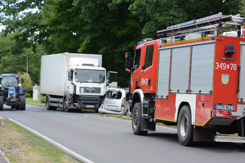 Ciężarówka uderzyła w samochód pod Toruniem [wideo, zdjęcia]