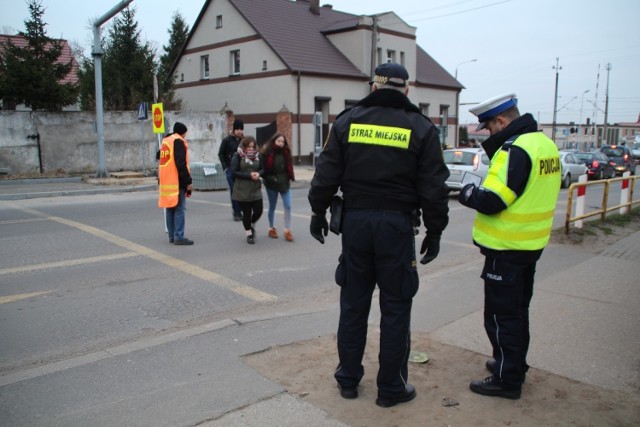 Policjanci z nakielskiej drogówki i strażnicy miejscy wzięli pod lupę tzw. „Agatki” czyli osoby zajmujące się  przeprowadzaniem pieszych w rejonach szkół.   Sprawdzano m.in.  ubiór i sposób wydawania poleceń i sygnałów . O ile do ubioru były pewne  uwagi, to  sama praca  wykonywana była przez „Agatki” zgodnie z przepisami.
- Kontrole dowiodły, że osoby zajmujące się przeprowadzaniem pieszych robią to zgodnie z przepisami. Jednak ich ubiór częściowo odbiega od norm zawartych w przepisach. O wynikach kontroli powiadomieni zostaną dyrektorzy szkół, którzy zatrudniają osoby do przeprowadzania pieszych przez przejścia - informuje mł. asp. Justyna Andrzejewska, oficer prasowy KPP w Nakle


Flesz - wypadki drogowe. Jak udzielić pierwszej pomocy?

