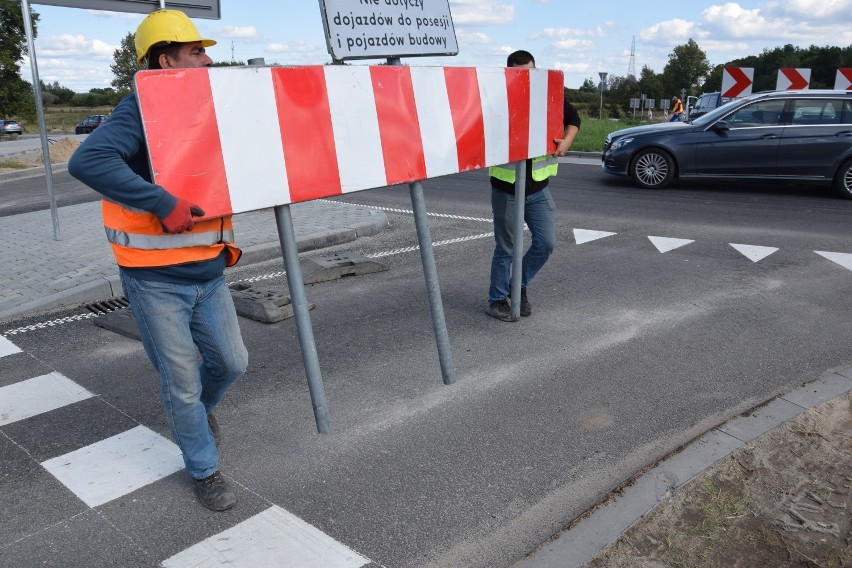 Punktualnie o godz. 12:45 zdjęto bariery i puszczono ruch...