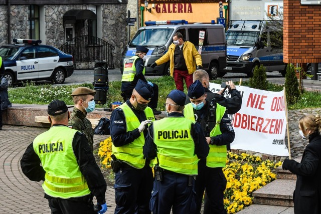 Zdaniem marszałka województwa i sejmikowych radnych, wojewoda powinien wyjaśnić sprawę interwencji policji i sporych sił skierowanych w Bydgoszczy pod pomnik Kazimierza Wielkiego