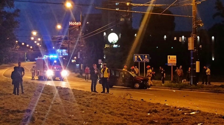 Lublin: Groźny wypadek na rondzie. Na skrzyżowaniu ul. Ruskiej i Podzamcze zderzyły się dwa samochody. Są ranni