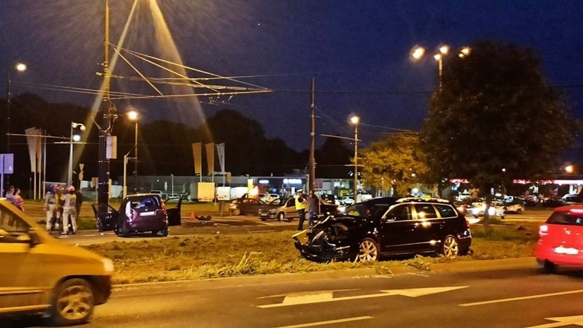 Lublin: Groźny wypadek na rondzie. Na skrzyżowaniu ul. Ruskiej i Podzamcze zderzyły się dwa samochody. Są ranni