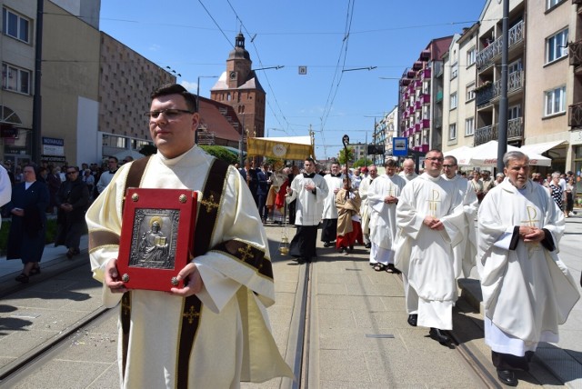 Pierwsze dni sierpnia to czas zmian na stanowiskach proboszczów w parafiach diecezji zielonogórsko-gorzowskiej. Proboszczowie swoje nowe parafie obejmą w poniedziałek 2 sierpnia. Niedziela 1 sierpnia będzie więc okazją do pożegnań i podziękowań dotychczasowym pasterzom wielu parafii. Gdzie zatem zmienią się proboszczowie, a gdzie pojawią się administratorzy parafii lub administratorzy zostali proboszczami?