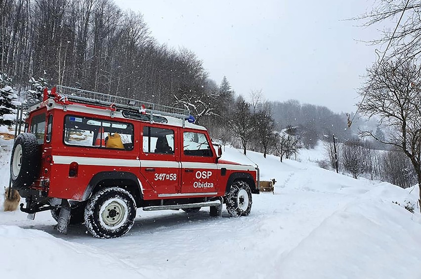 Strażacy dowieźli medyków w góry Beskidu Sądeckiego i zwieźli pacjenta do karetki