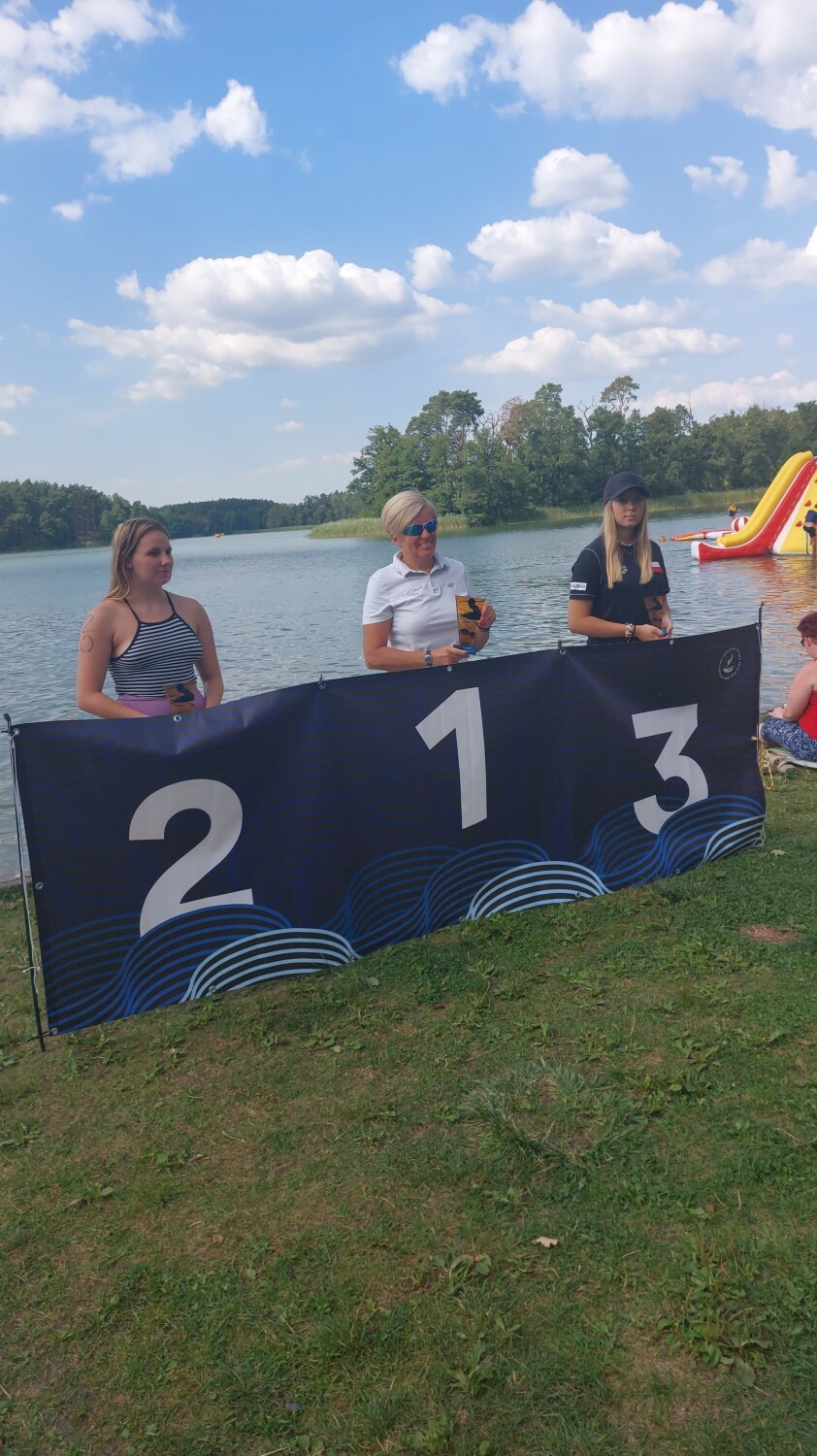 Alicja Siedlecka, młoda pływaczka stanęła na podium na zawodach w Mierzynie 