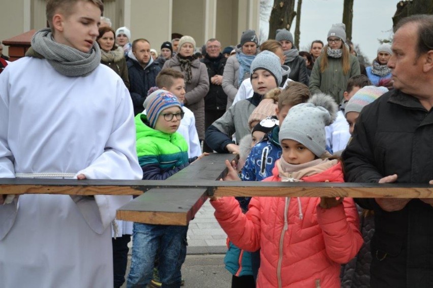 Droga krzyżowa ulicami Skrzebowej. Nabożeństwo w Parafii Podwyższenia Krzyża Świętego w Moszczance