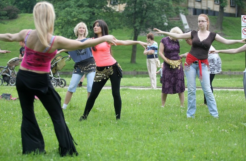 Taniec brzucha w parku Helenów