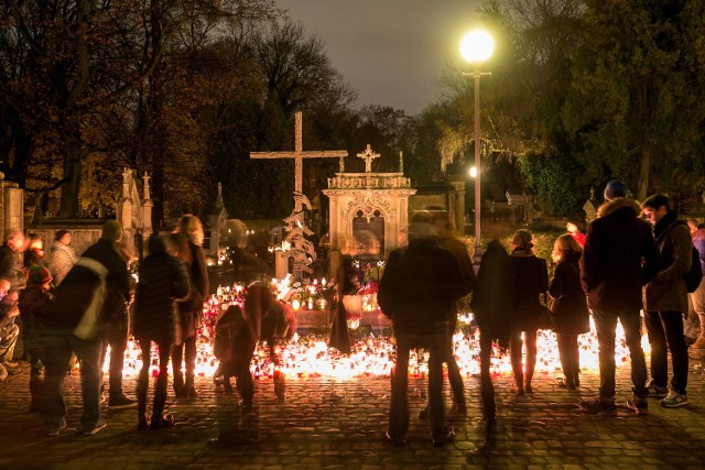 Cmentarz Rakowicki w Krakowie wieczorem w dzień Wszystkich Świętych.
