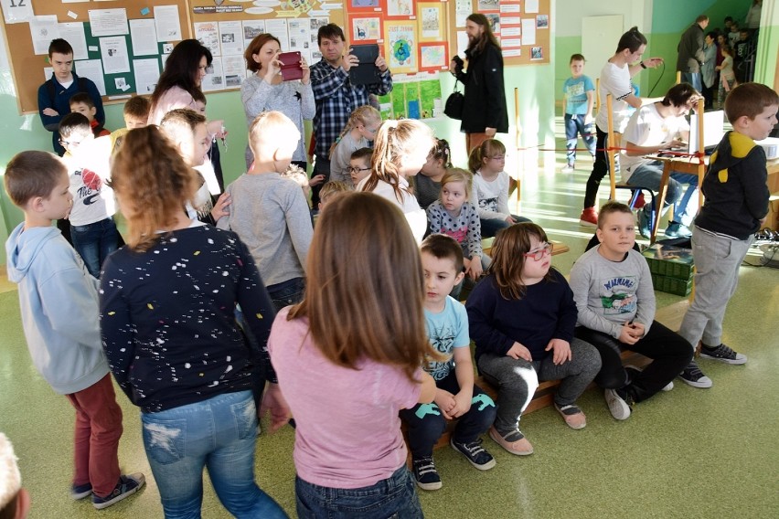 ZSO Stargard. Dziś Dzień Białej Bransoletki. Uczniowie zbierają żywność i pieniądze [zdjęcia, wideo]