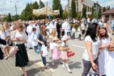 Piękna pogoda i rzesze wiernych. Procesja z okazji Bożego Ciała w parafii św. Brata Alberta w Skarżysku przeszła tradycyjną trasą [ZDJĘCIA]