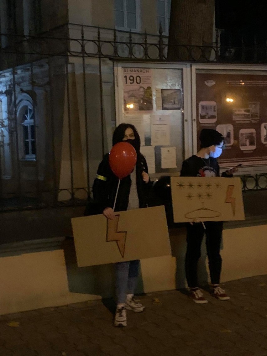 Strajk kobiet w Tomaszowie po wyroku TK. Tomaszowianki rozpoczęły protest na ul. POW [ZDJĘCIA]