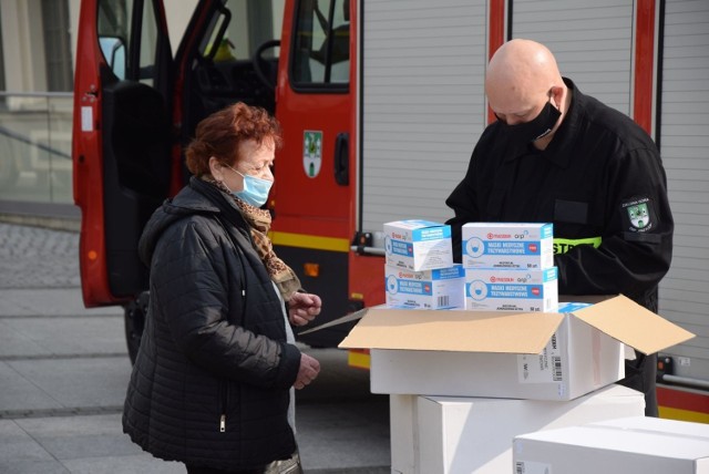 Kolejna akcja rozdawania maseczek w Zielonej Górze. Strażacy ochotnicy pojawili się w kilku punktach w mieście. Jak przebiegała akcja?