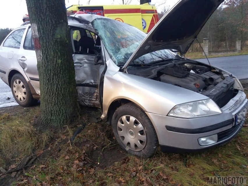 Wypadek w Tarnowie Opolskim. We wtorek rano skoda uderzyła w drzewo. Jedna osoba jest ranna