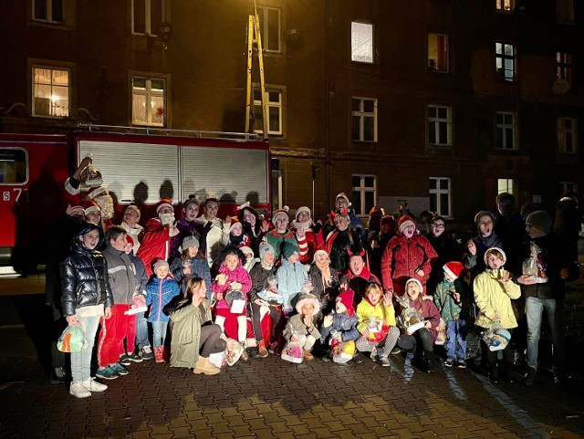 W Mysłowicach mieszkańcy mogli spotkać świętego Mikołaja w poniedziałek 6 grudnia. Mikołaj rozdawał prezenty dla dzieci. 

Zobacz kolejne zdjęcia. Przesuń w prawo - wciśnij strzałkę lub przycisk NASTĘPNE
