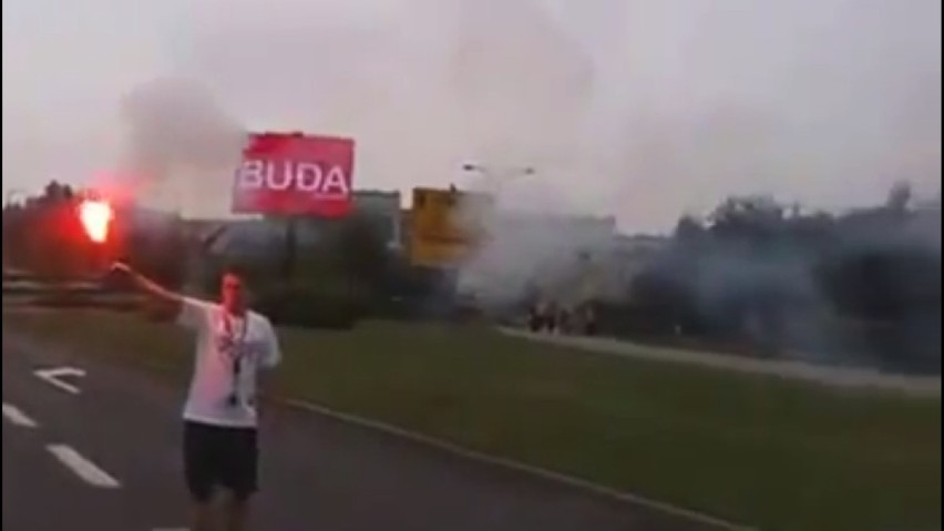 Policja w Jastrzębiu: mężczyzna zablokował przejazd i odpalił racę