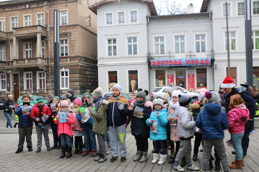 Policjanci i dziennikarze pomocnikami świętego Mikołaja [zdjęcia] 