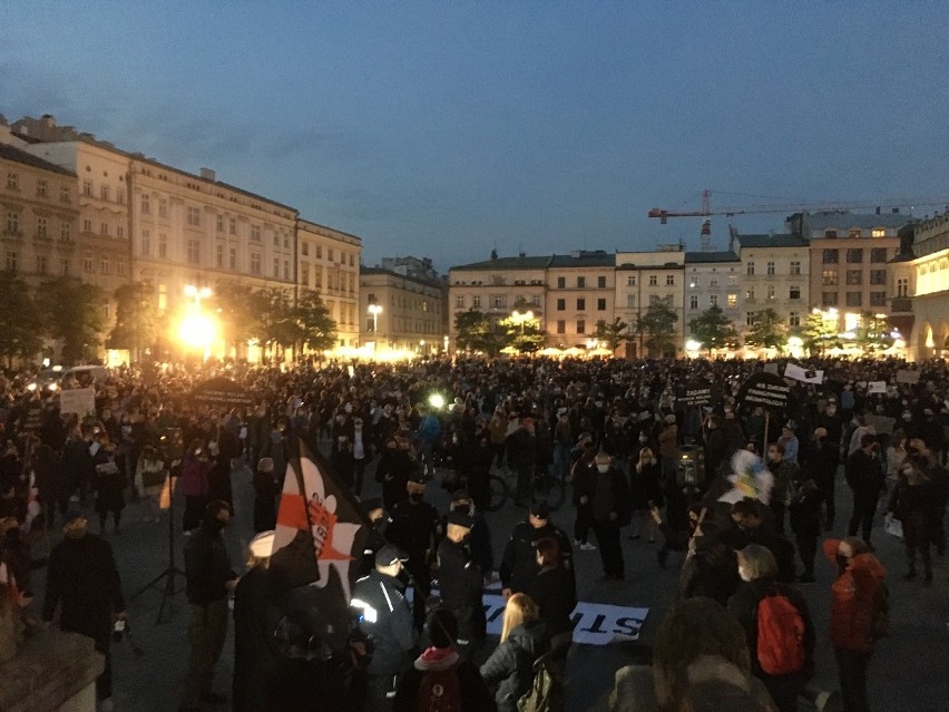 Protest na Rynku Głównym w Krakowie. "To jest wojna"