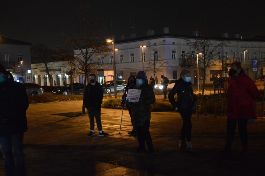 Strajk kobiet na pl. Kościuszki w Tomaszowie. Kilkadziesiąt osób protestowało w obronie praw kobiet i wolności [ZDJĘCIA, FILM]