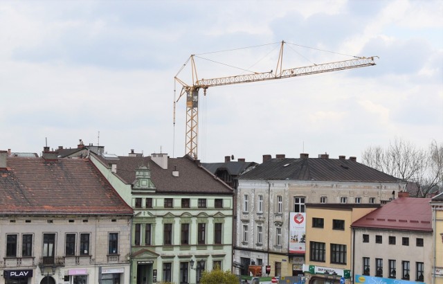 Wielki dźwig budowlany stanął w środku Starego Miasta w Oświęcimiu w związku z rewitalizacją zabytkowych kamienic