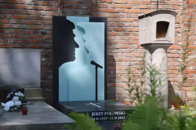 Jerzy Połomski ma nowy grób. Artysta został pochowany ze swoją siostrą Jadwigą na Starych Powązkach
