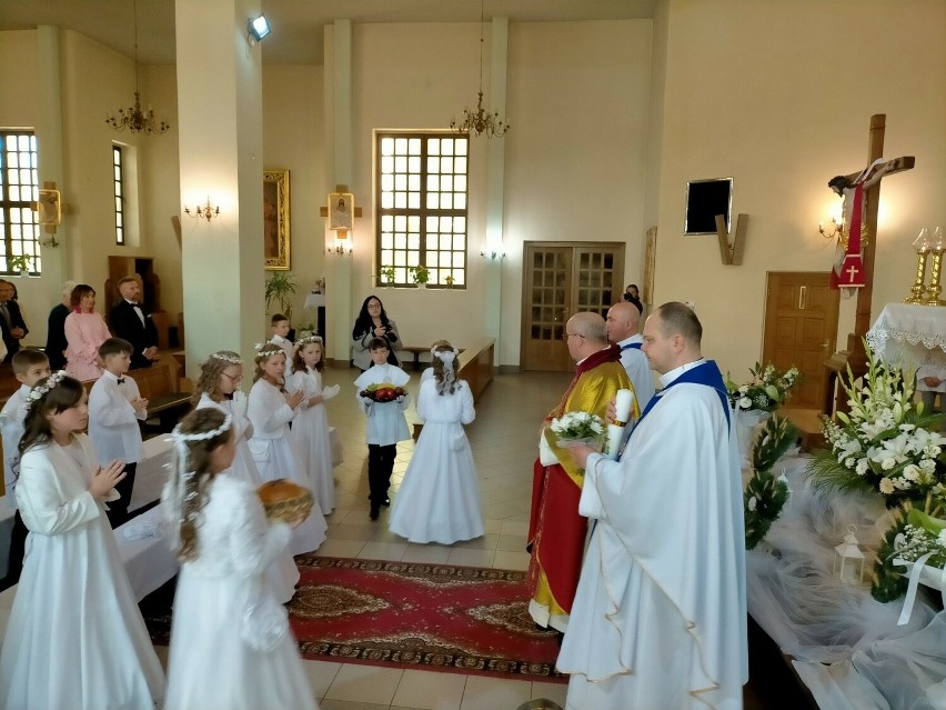 Pierwsza Komunia Święta w parafii Matki Odkupiciela w Ostrowcu Świętokrzyskim. Zobacz zdjęcia