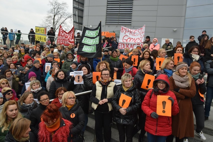 Protest nauczycieli w Lubinie. Przyjechali z okolicznych...