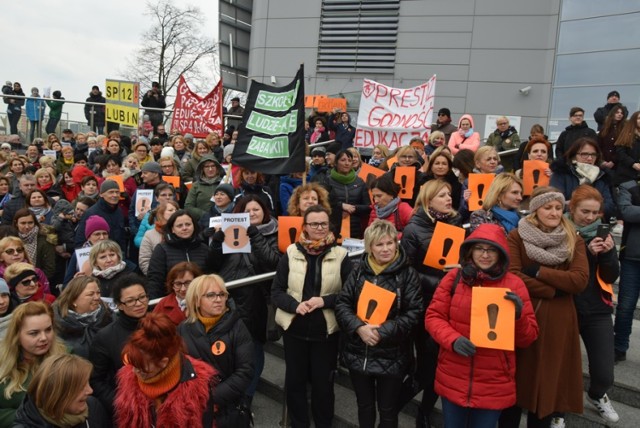 Protest nauczycieli w Lubinie. Przyjechali z okolicznych szkół