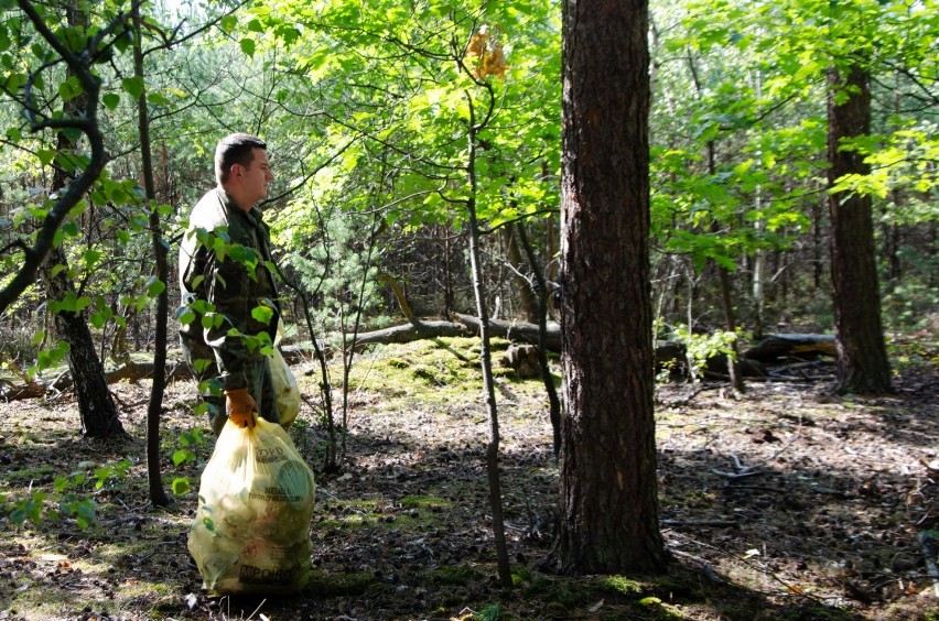 Żołnierze sprzątali las.