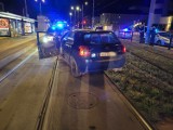 Pościg ulicami Warszawy. Policjanci zatrzymali 16-latka i jego znajomą. Nastoletni kierowca zakończył ucieczkę na torowisku. Był pijany