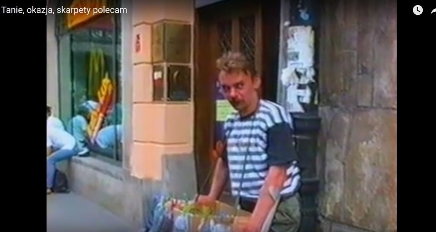 "Tanio, okazja, skarpety polecam". Ten sprzedawca skarpet z ul. Floriańskiej był w latach 90. legendą! Pamiętacie go?