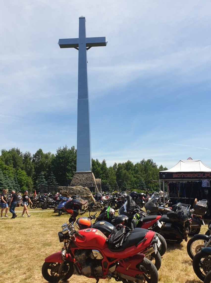 Przy krzyżu milenijnym w Ujeździe trwa piknik motocyklowy [ZDJĘCIA]