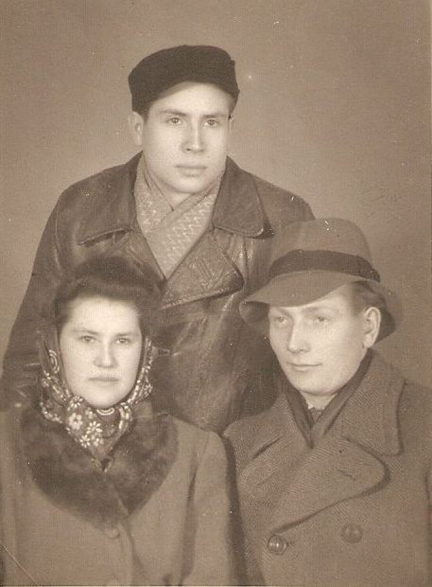 Halina z bratem Andrzejem i jego kolegą. Zdjęcie zrobione  w...
