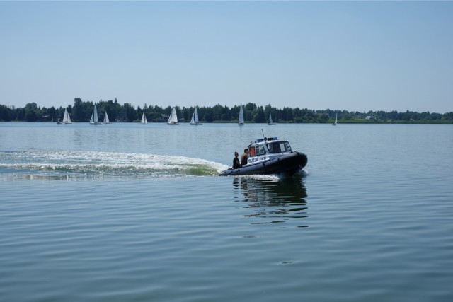 To dość oczywista konsekwencja. Picie alkoholu na otwartej przestrzeni (w tzw. miejscu publicznym*) w większości naraża nas na mandat karny. Plaża (w Warszawie poza nielicznymi wyjątkami) jest właśnie takim miejscem.

*W ustawie o wychowaniu w trzeźwości nie ma pojęcia "miejsce publiczne. Zakaz obowiązuje m.in. na ulicach, skwerach, w parkach czy w pobliżu szkół.